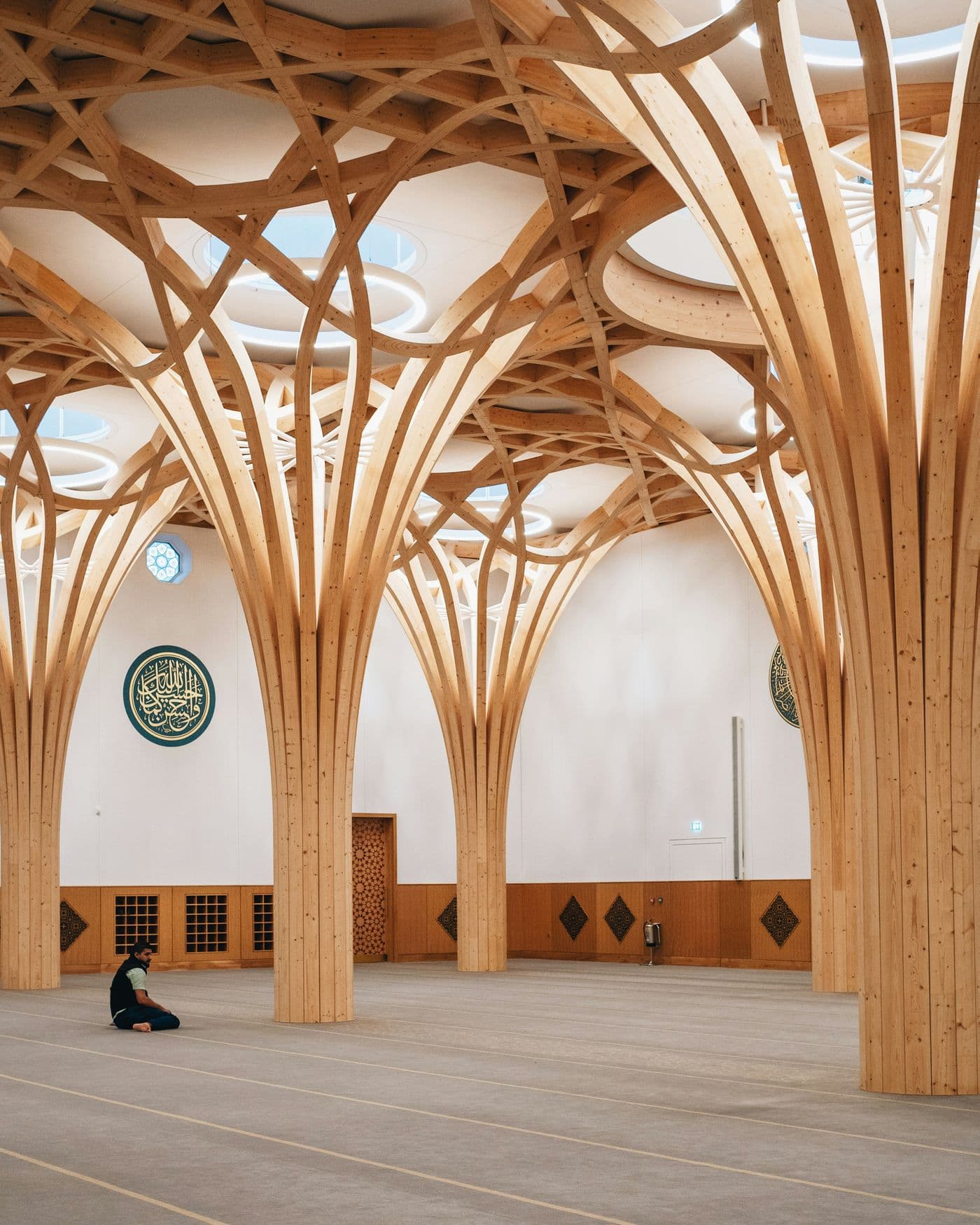 Bönesalen i Cambridge Central Mosque, där träpelarna grenar ut sig upp i taket